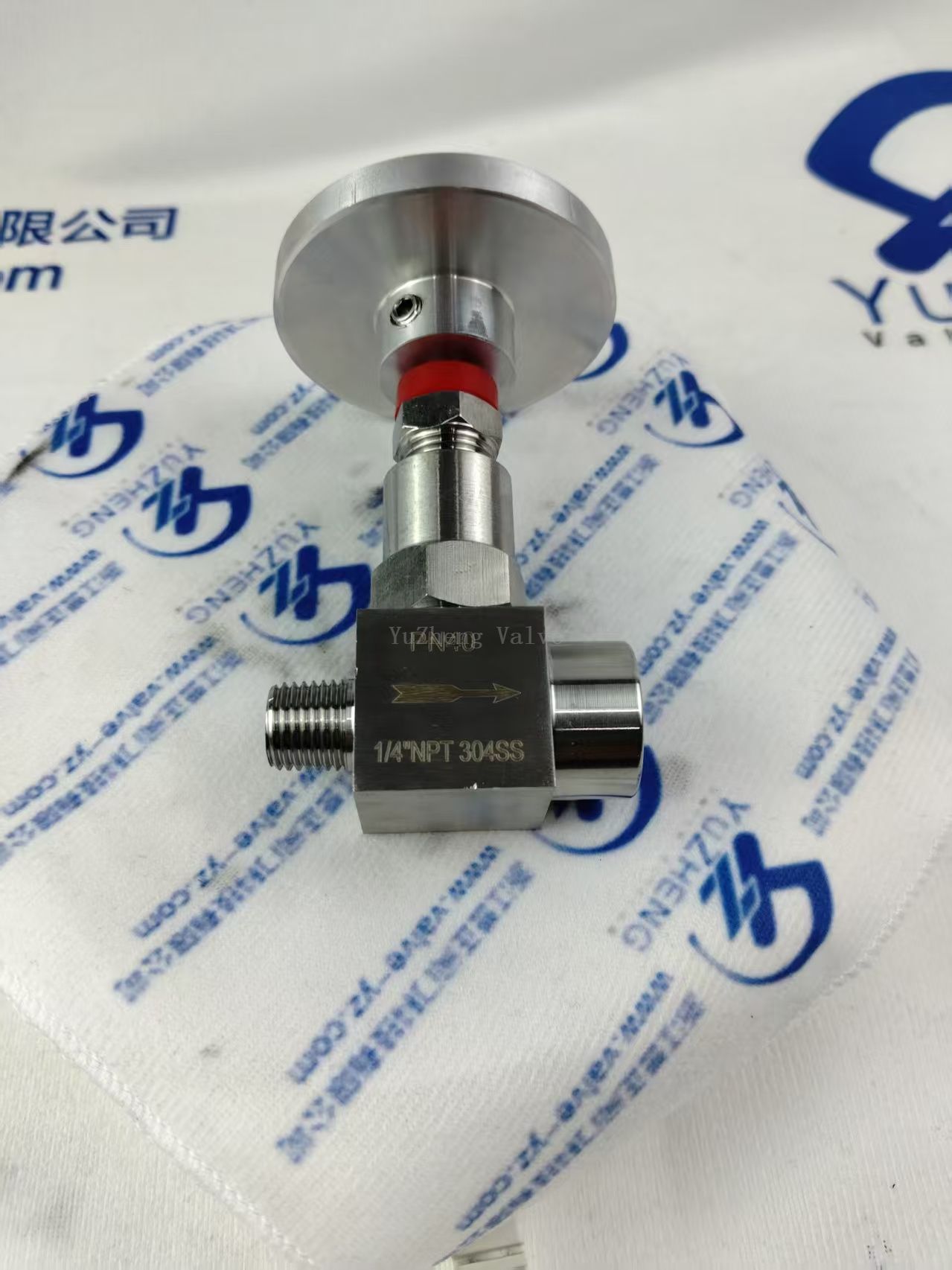 Игольчатый клапан с внутренней и внешней резьбой