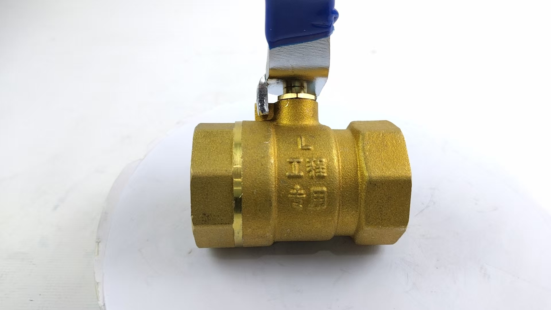 Двухкомпонентный шаровой кран из бронзы и латуни