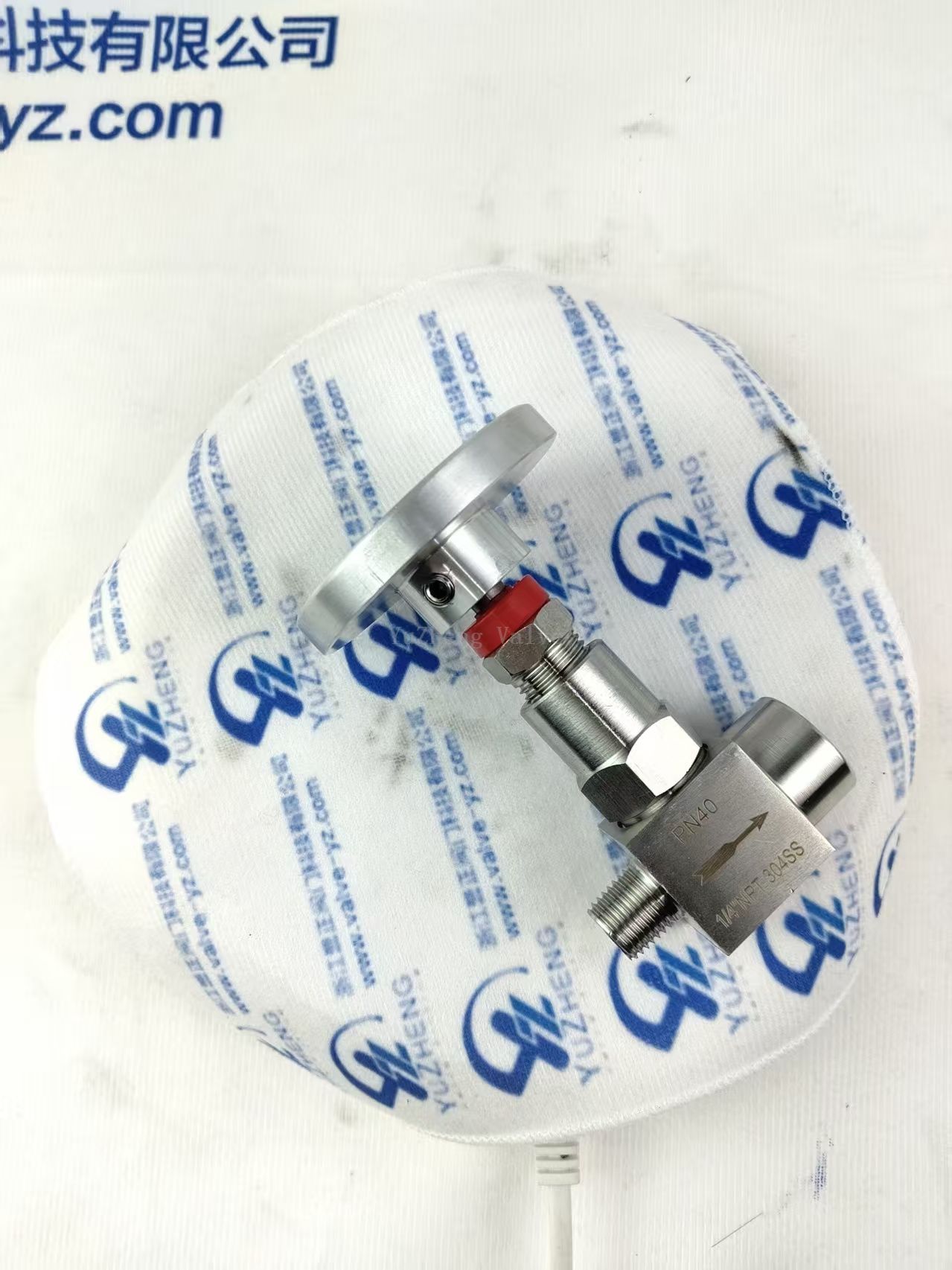 Игольчатый клапан с внутренней и внешней резьбой