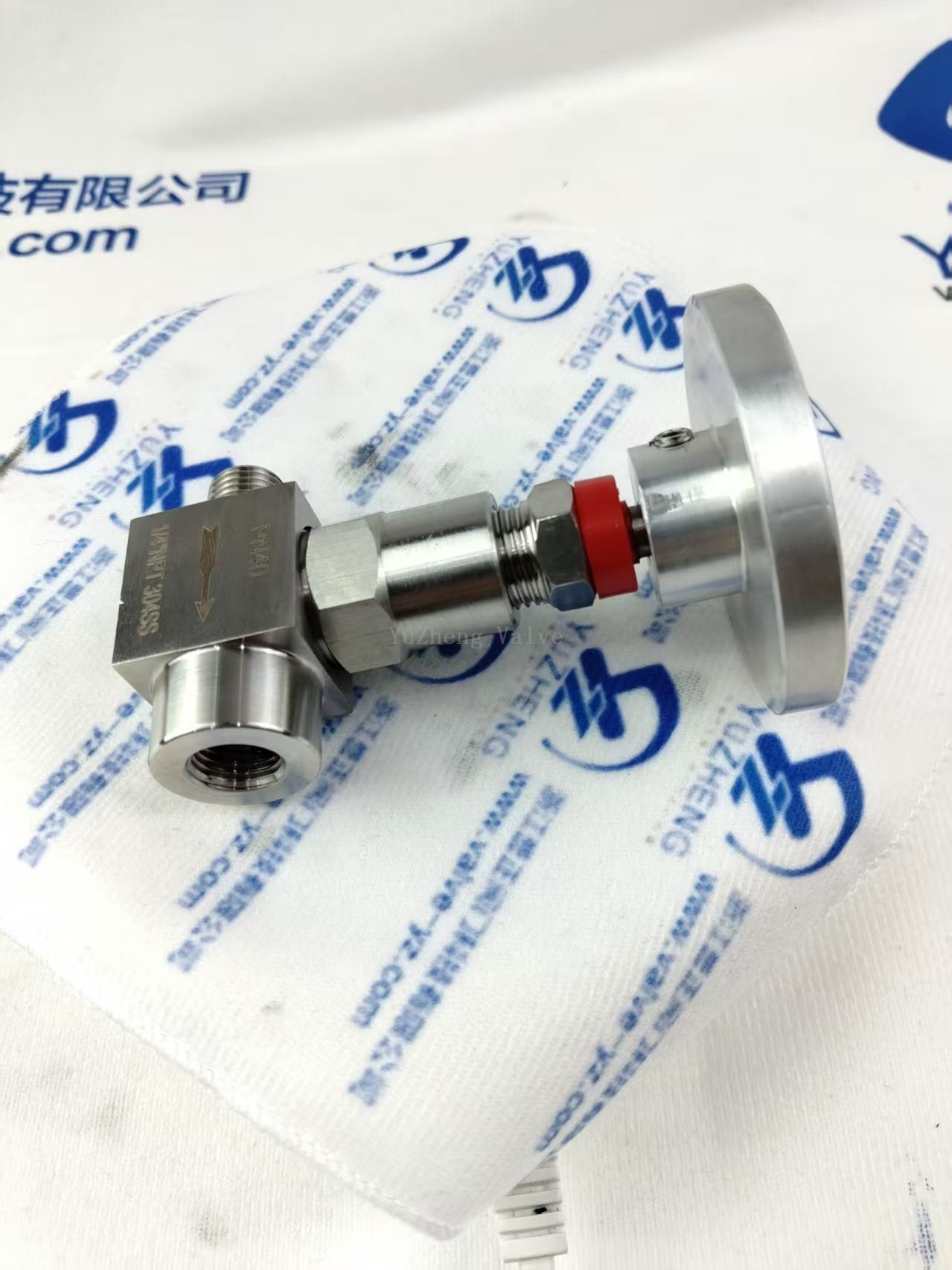 Игольчатый клапан с внутренней и внешней резьбой