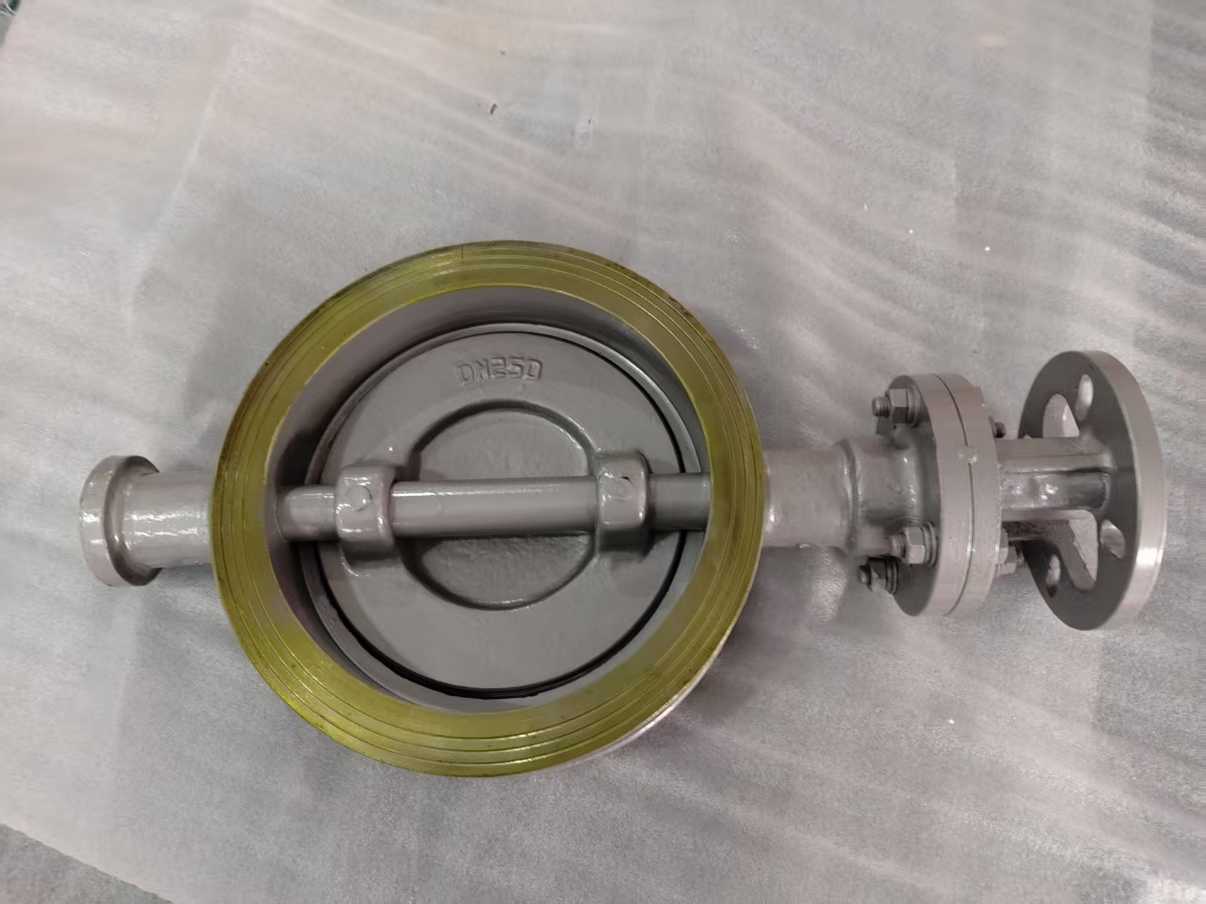 Поворотный клапан с металлическим седлом