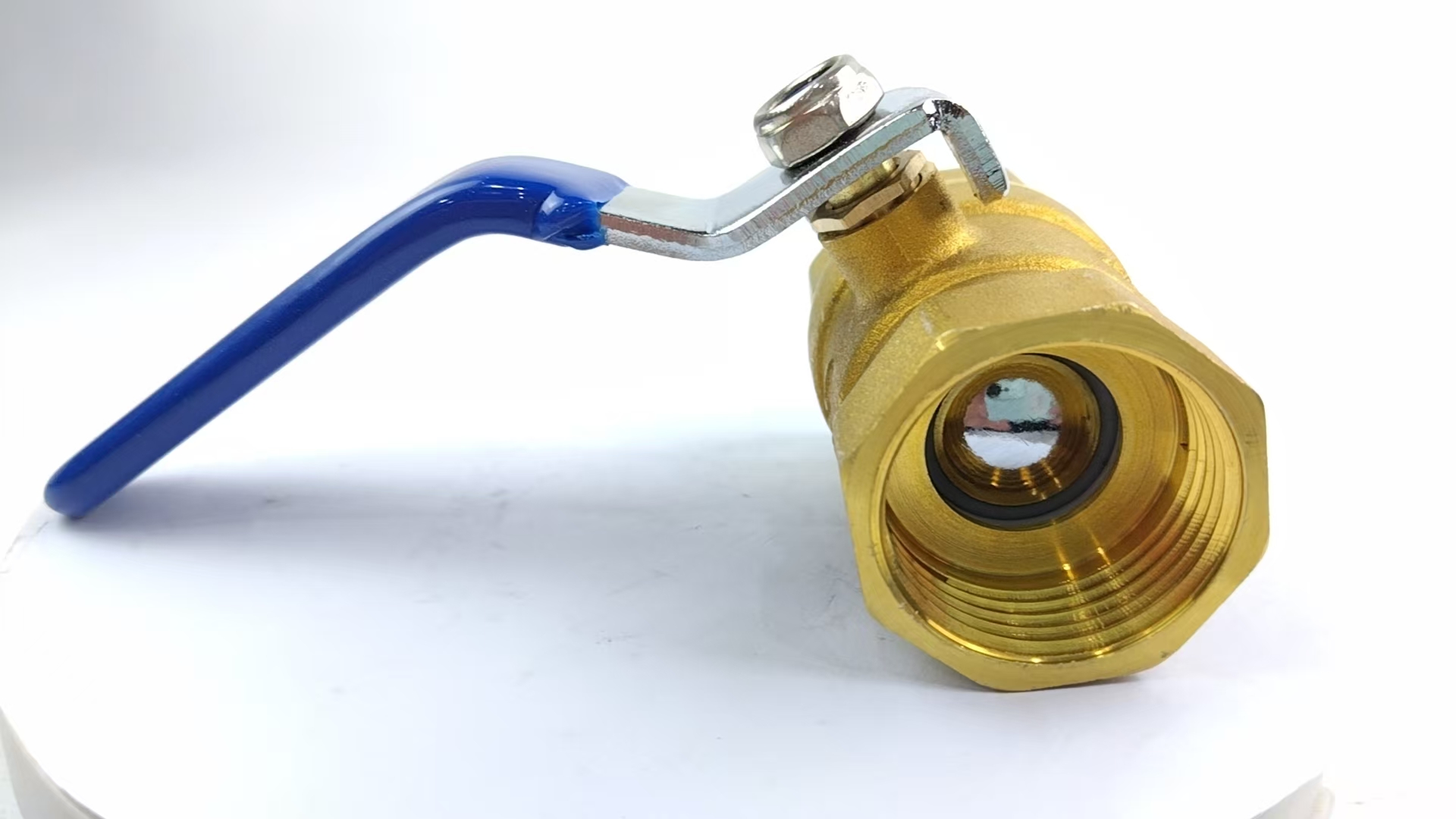 Двухкомпонентный шаровой кран из бронзы и латуни