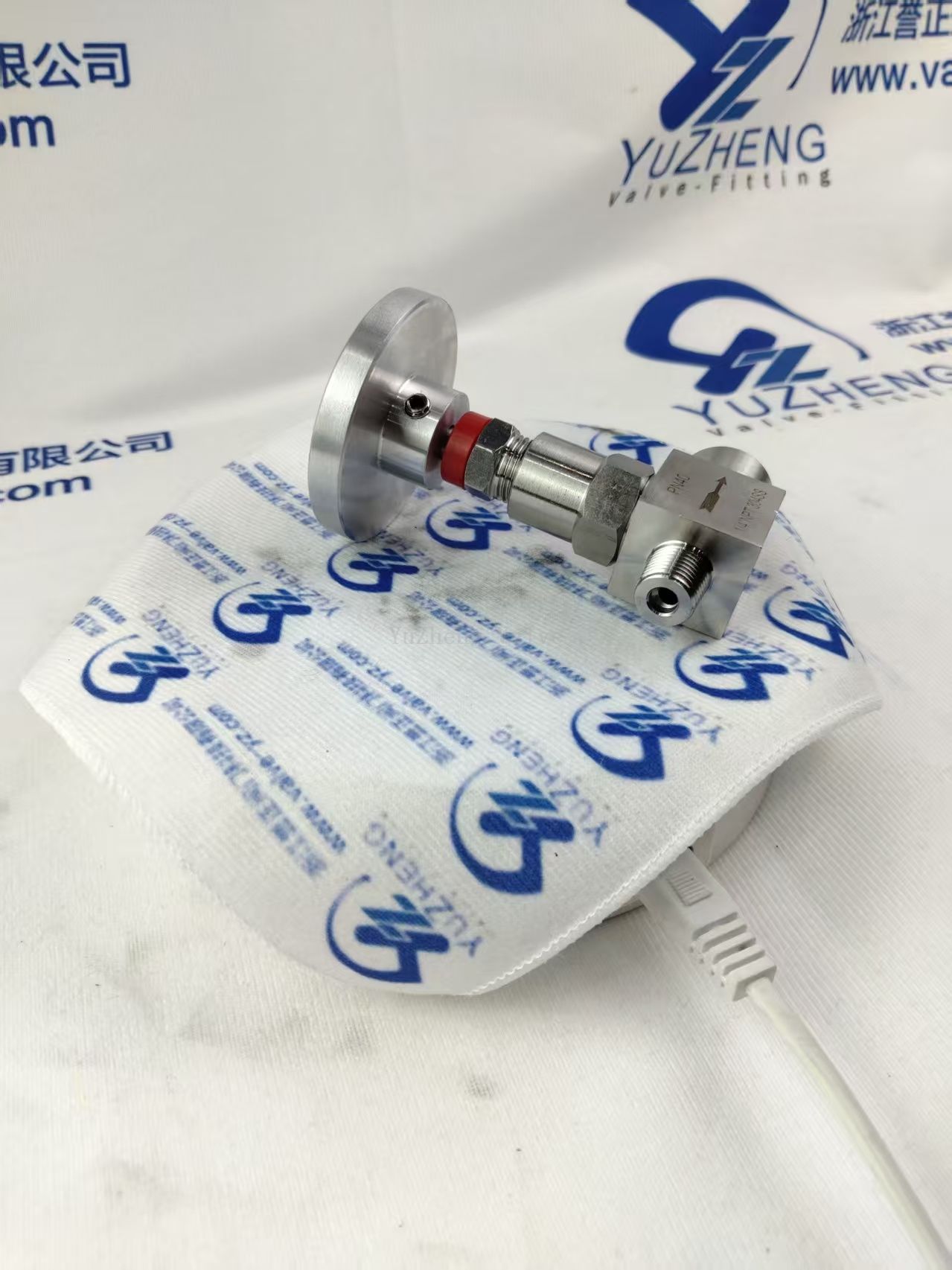 Игольчатый клапан с внутренней и внешней резьбой