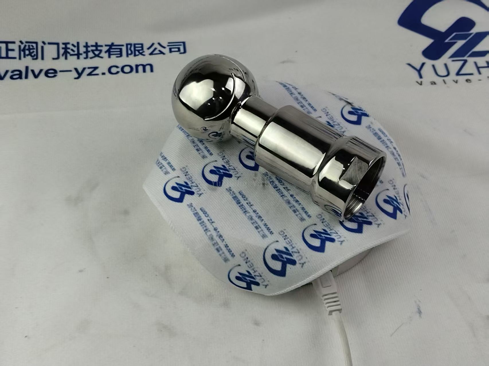 Санитарный вращающийся чистящий шарик с резьбой